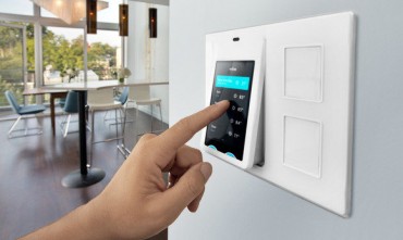 Roletų automatikos valdymo sistema telefonu